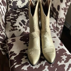 Lucchese women’s J toe cowboy boots in bone goat leather. 7.5B 12’ shaft.